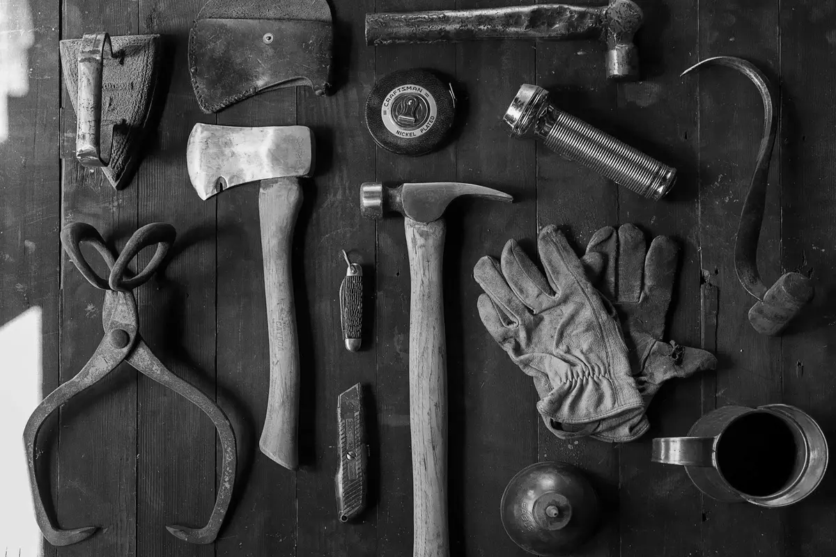 Herramientas de trabajo dispuestas sobre madera oscura
