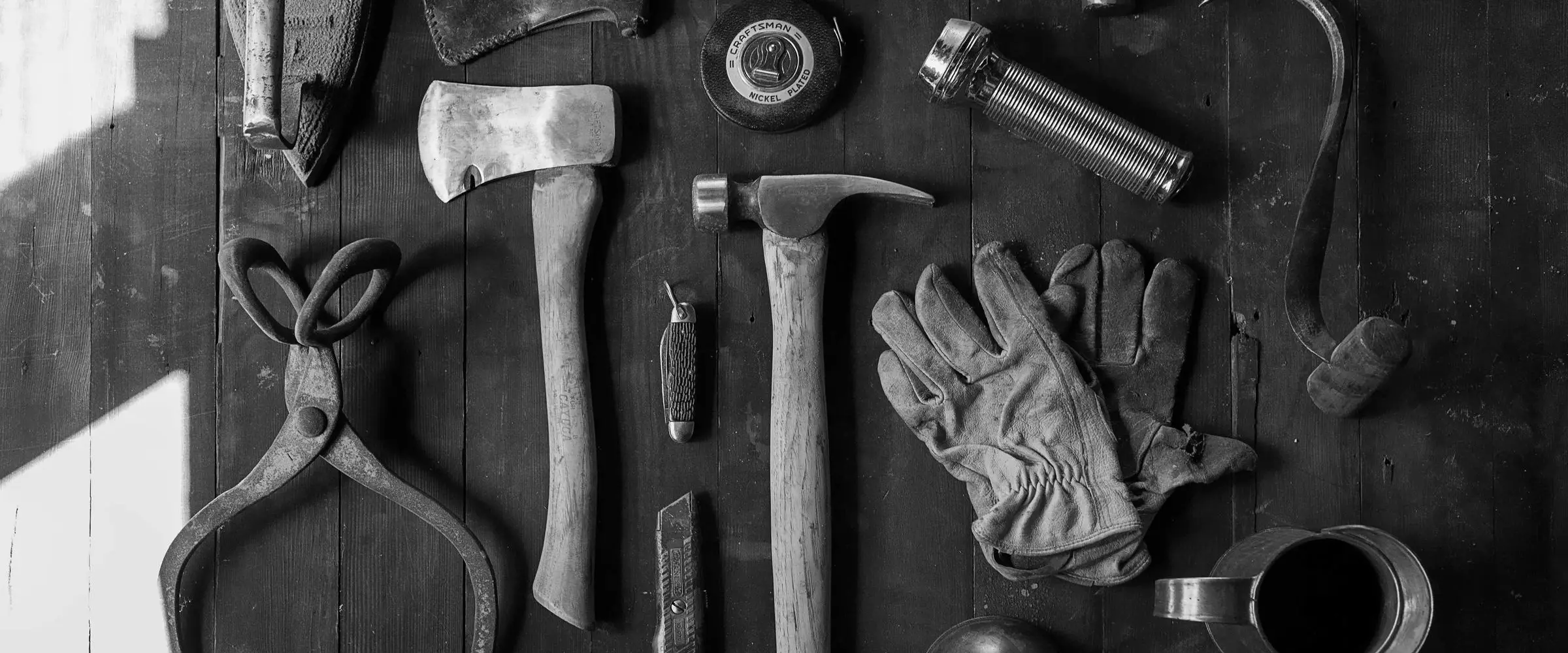 Herramientas de trabajo dispuestas sobre madera oscura